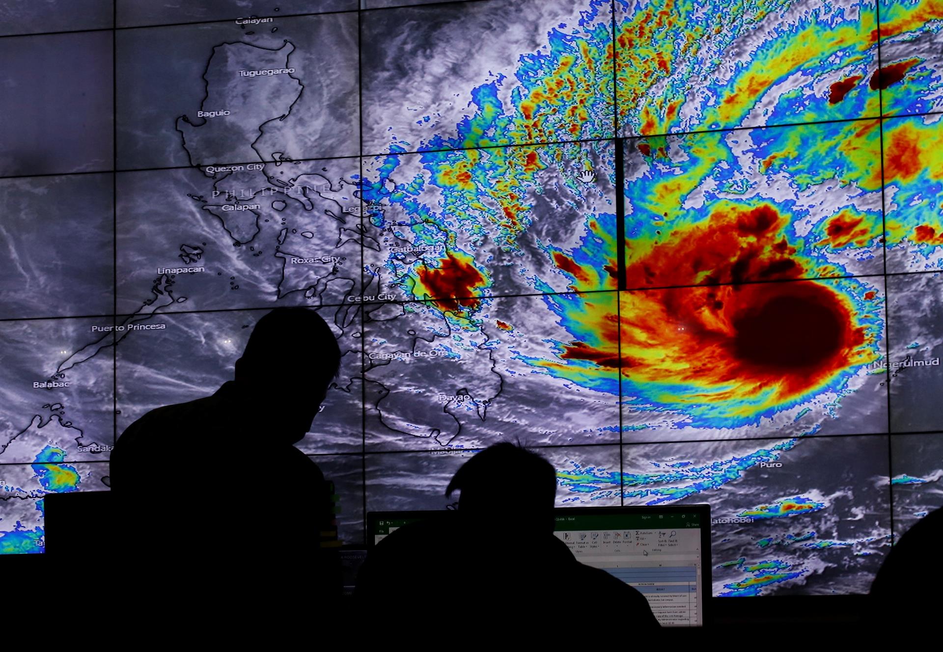 El poderoso tifón Rai toca tierra en Filipinas