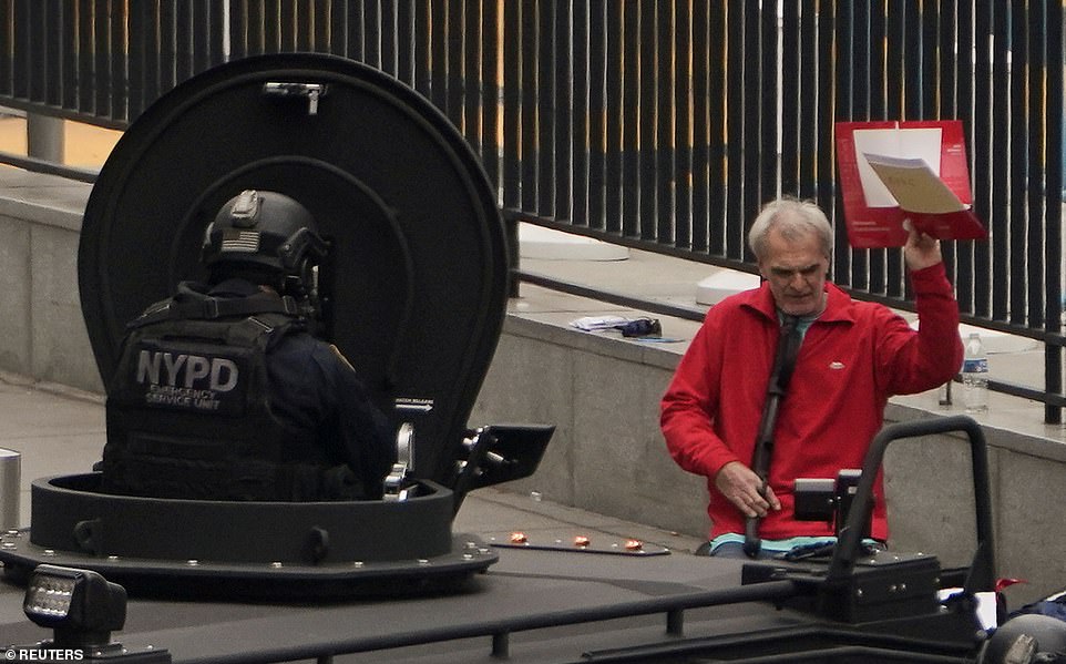 Puso en alerta la sede de la ONU y terminó por rendirse tras tres horas de enfrentamiento (Fotos)