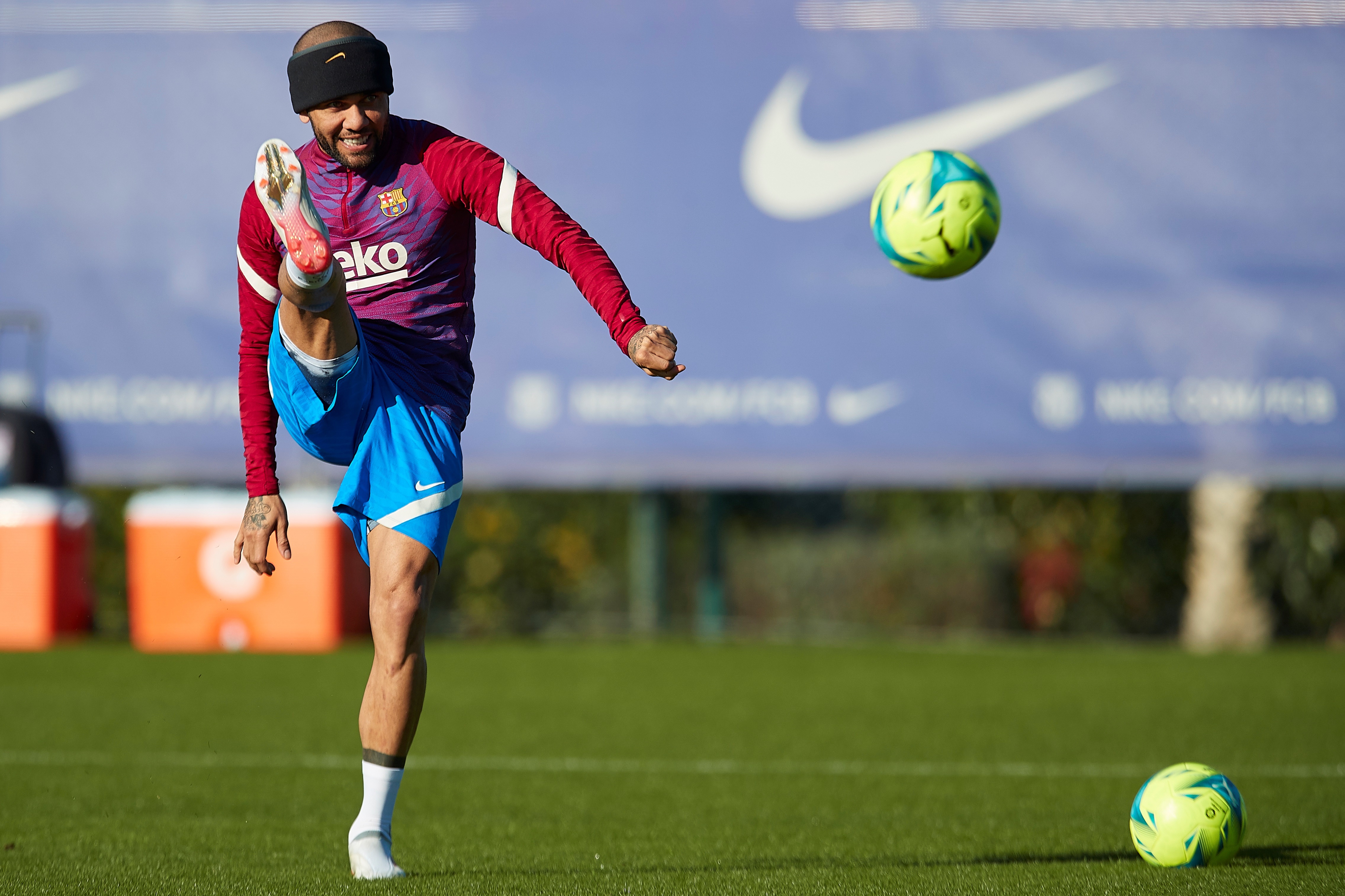 VIRAL: La reacción de Dani Alves cuando se fue la luz en plena rueda de prensa (Video)