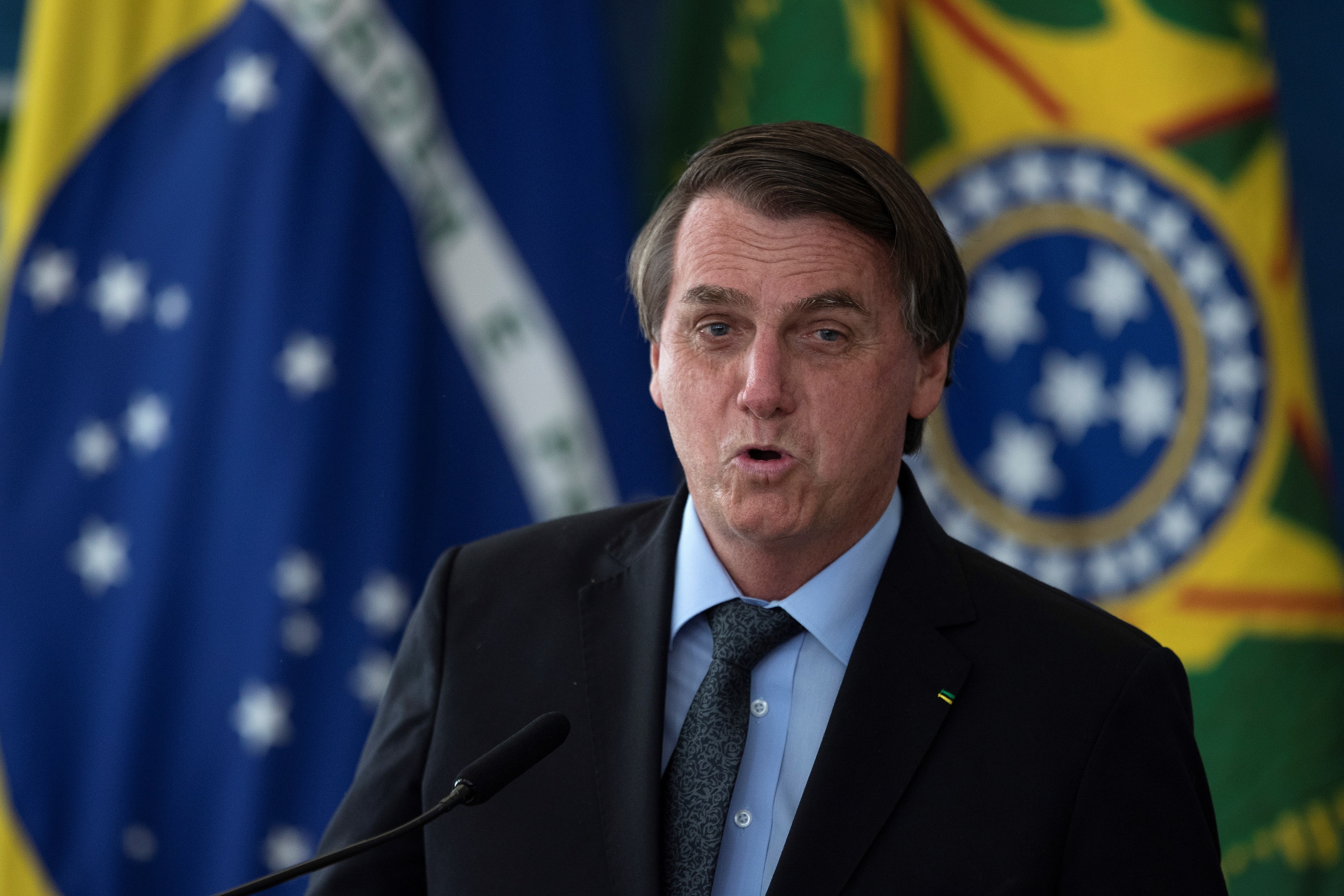 Bolsonaro dice que Argentina ayudaría más si recibiera refugiados venezolanos