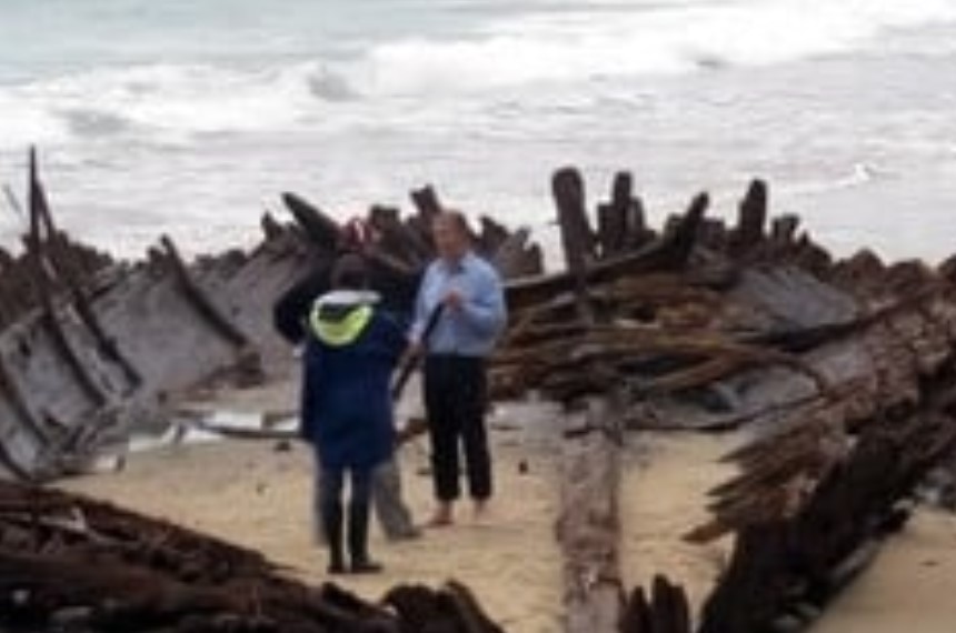 Tormenta dejó al descubierto un barco del siglo XIX que estaba enterrado en la costa de Australia