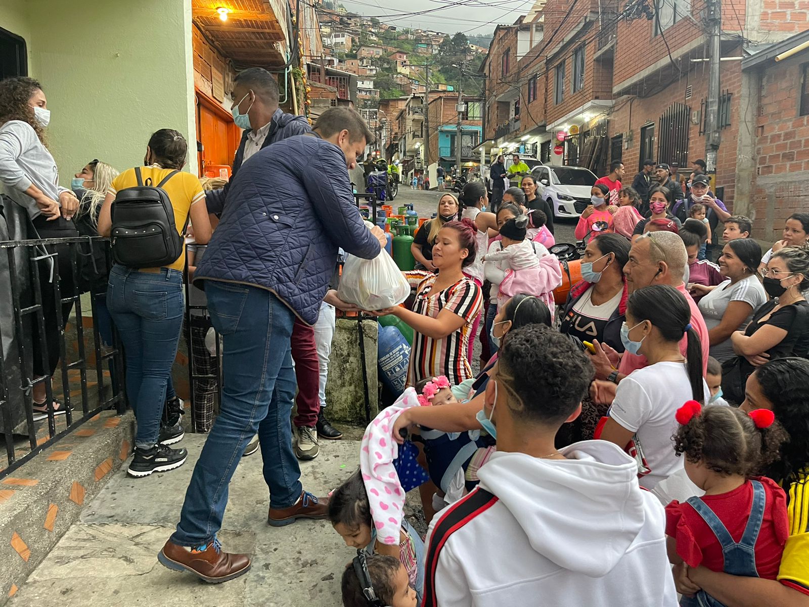 Embajada de Venezuela en Colombia atendió a venezolanos en Medellín (FOTOS)