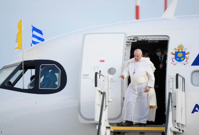 El papa Francisco llegó a Grecia para una visita de dos días y medio