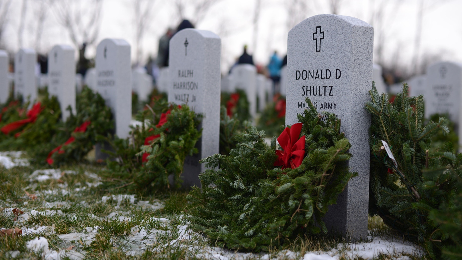 Robó y quemó coronas de flores del cementerio de Maryland por un extraño motivo