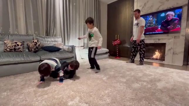 VIRAL: Messi no cede el balón ni a sus hijos… así juega el “10” argentino en la sala de su casa (VIDEO)