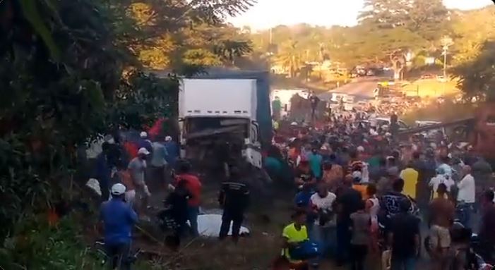 Saquearon gandola cargada de cerveza que se volcó en Cojedes este #23Dic (Video)