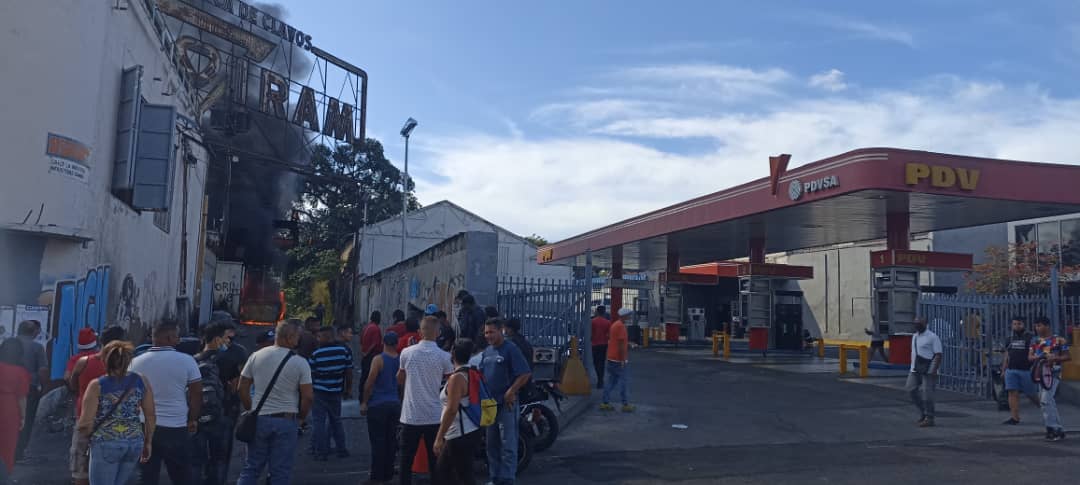 Reportaron incendio dentro de una fábrica de clavos en la avenida Sucre este #24Dic (VIDEOS)