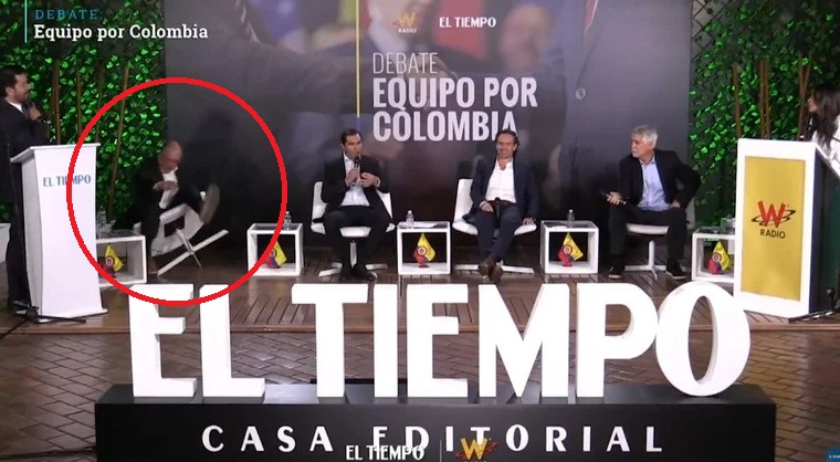 A lo “Condorito”, candidato presidencial colombiano se fue pa’ atrás en pleno debate (VIDEO + ¡PLOP!)