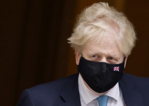 Boris Johnson dice que Putin ha “destrozado” el derecho internacional
