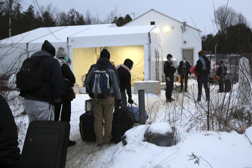 Migrantes buscan asilo en la frontera canadiense ante restricciones en EEUU