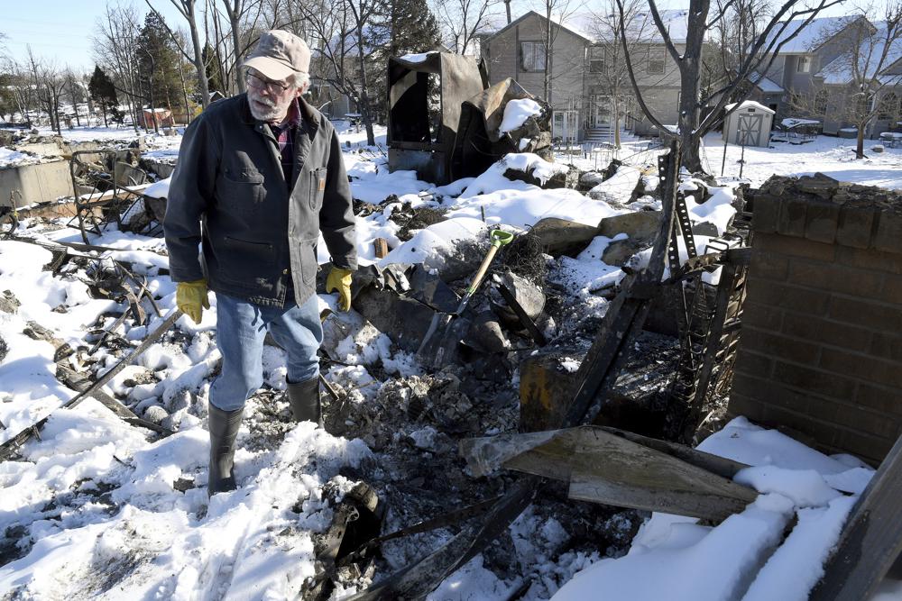 Continúa la búsqueda de dos desaparecidos tras gran incendio en Colorado