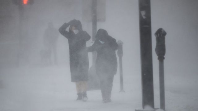 Qué es la “bombogénesis”, el fuerte fenómeno meteorológico que azota el noreste de EEUU