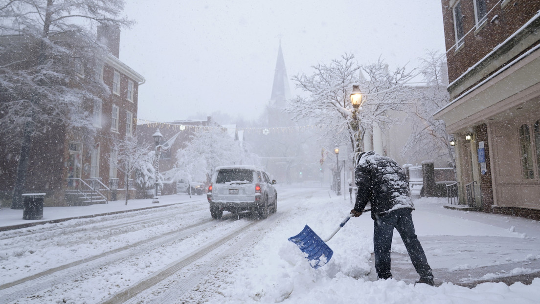 Apagones, vuelos cancelados y cinco muertos: estragos de la primera gran nevada de 2022 en EEUU (VIDEOS)