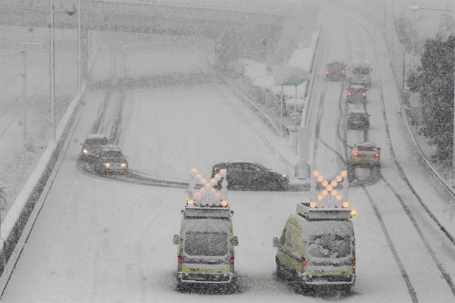 Atenas continúa atrapada por el temporal de nieve