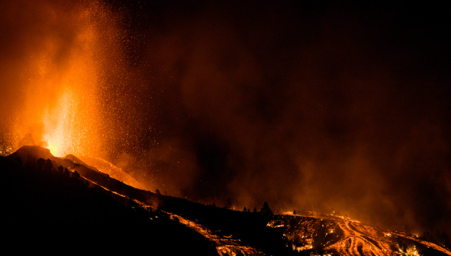 Registran lluvia ácida por primera vez en la historia de Canarias tras erupción del volcán en La Palma