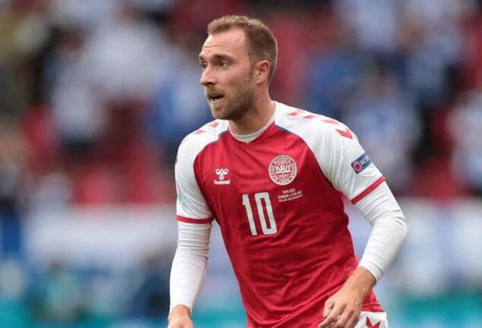 Siete meses después de su paro cardíaco, Eriksen firma por el Brentford inglés