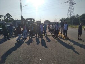 Vecinos del barrio Altamira en Barinas cerraron vías en protesta por falta de gas #6Ene