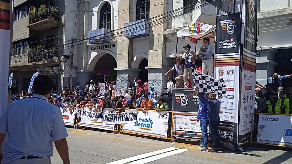 “Liberen a Tarazona”: la pancarta que guindaron los merideños en el punto de llegada de la Vuelta al Táchira (VIDEO)