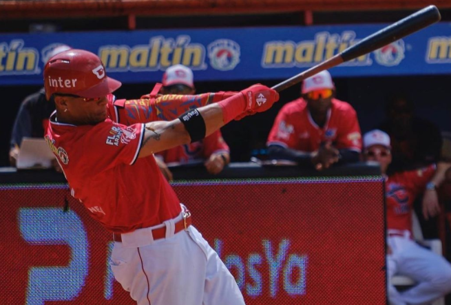 El recital de insultos de un pelotero de Cardenales de Lara que explotó contra un arbitro (VIDEO)