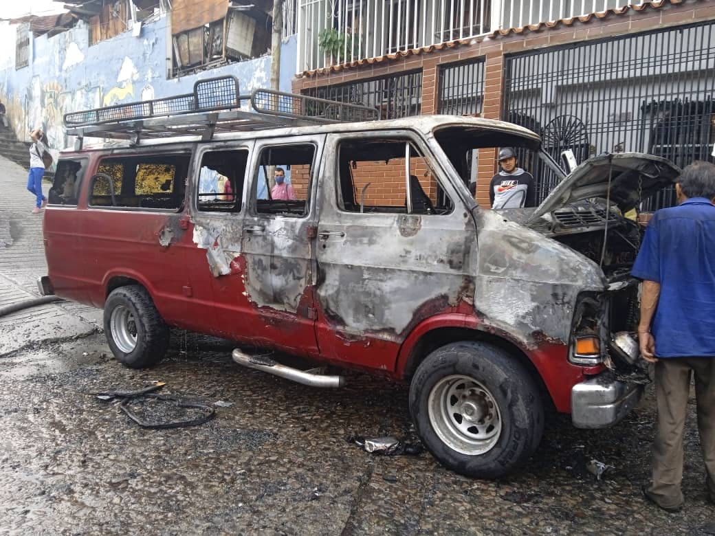 Se incendió unidad de transporte público en Valera con el conductor adentro #19Ene (Fotos y video)