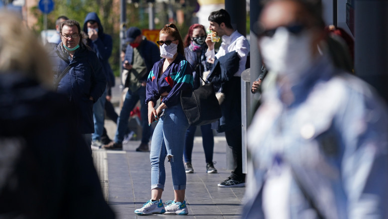 En Rumanía multarán con más de 500 dólares a quienes lleven mascarillas textiles contra el Covid-19