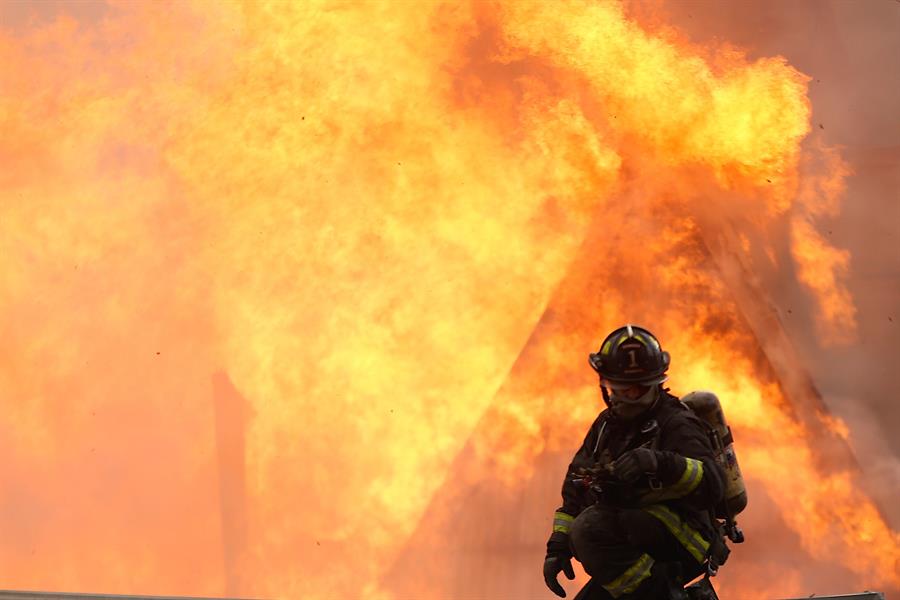 Un incendio al norte de Chile arrasó con al menos cien viviendas de madera en un campamento irregular