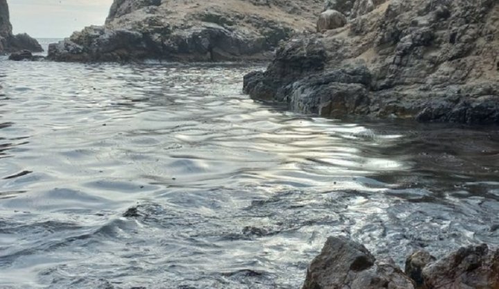 Fuerte oleaje tras erupción volcánica en Tonga provocó un derrame de petróleo en Perú