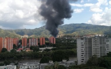 EN IMÁGENES: Explosiones y fuerte incendio mantienen en alerta a vecinos de Fuerte Tiuna #7Ene