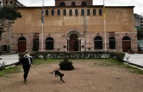 “Padres espirituales” en la Grecia ortodoxa predican contra la vacuna anticovid