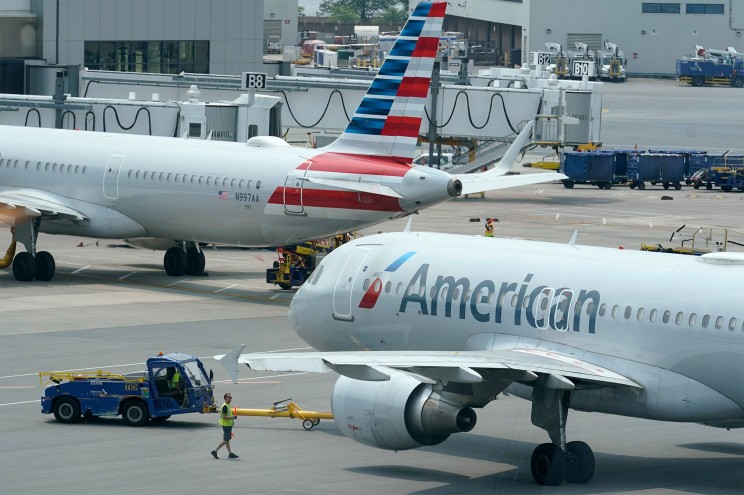 Irrumpió y destrozó la cabina de un avión que se dirigía a Miami