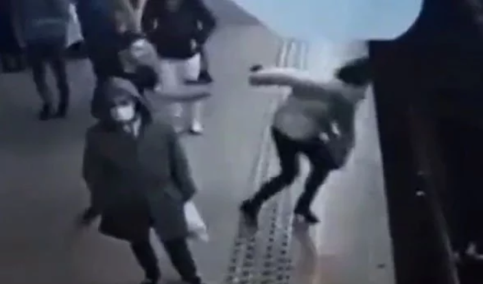 El aterrador momento en que una mujer escapa de ser empujada frente a tren en Bruselas (VIDEO)