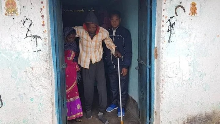 Hombre paralítico y mudo vuelve a caminar y a hablar luego de vacunarse contra el Covid