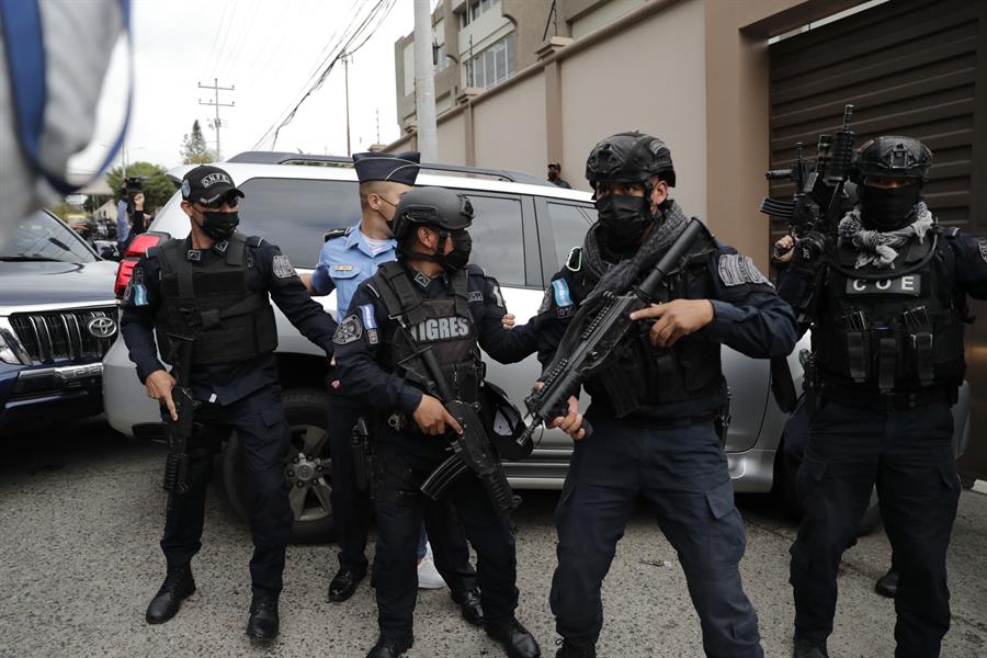 Refuerzan seguridad en unidad policial donde está detenido el expresidente hondureño
