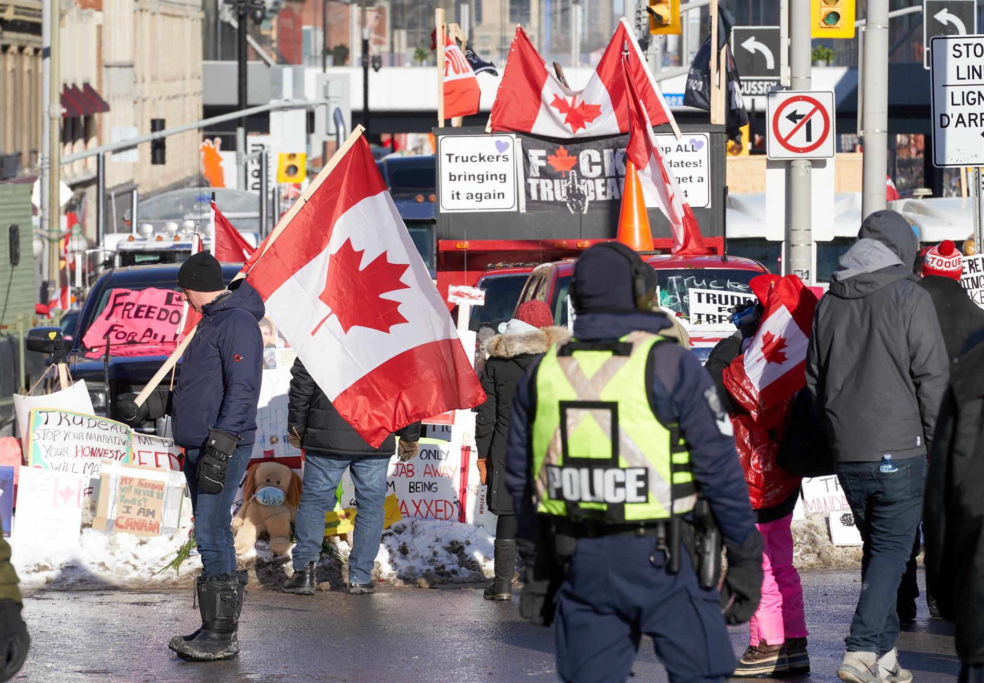 Camioneros que ocupan el centro Ottawa responden a Trudeau con una desafiante fiesta callejera (Video)