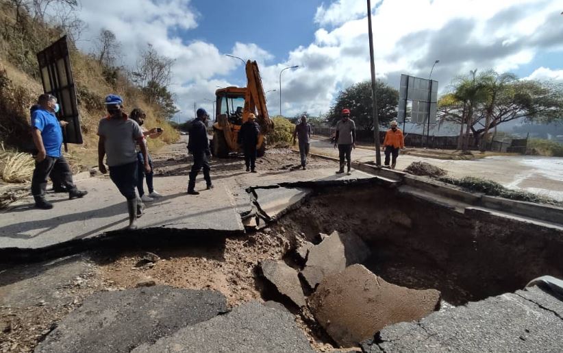 Avería de una tubería en Macaracuay afectó suministro de tres municipios en Miranda