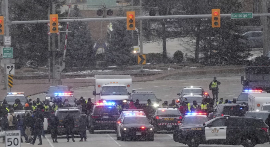 Se reanuda operativo para desalojar manifestantes de puente fronterizo entre Canadá y EEUU