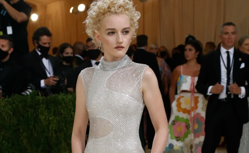 Julia Garner, la actriz que estudió teatro solo para vencer su timidez y es furor en Netflix