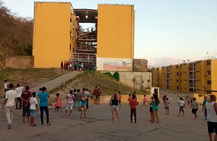 Como torre de naipes, colapsó edificio de la Gran Misión Vivienda en Anzoátegui