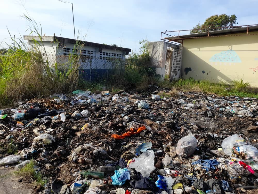 Niños del preescolar en Maturín asisten a clases entre moscas, cucarachas y basura