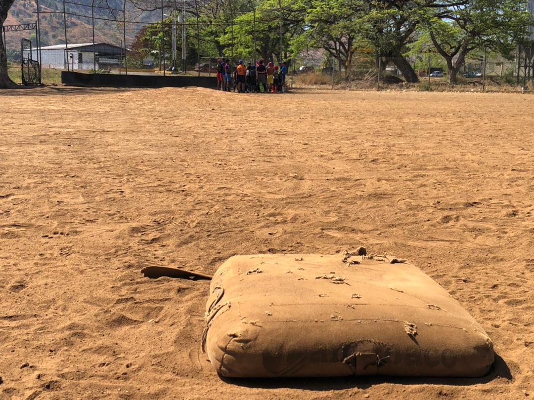 Pequeños peloteros en Guárico luchan por sus sueños en estadios donde abunda la desidia e inseguridad