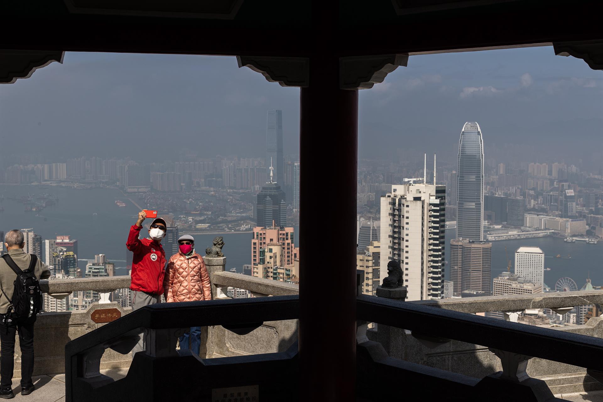 Hong Kong, atrincherada en su batalla contra ómicron