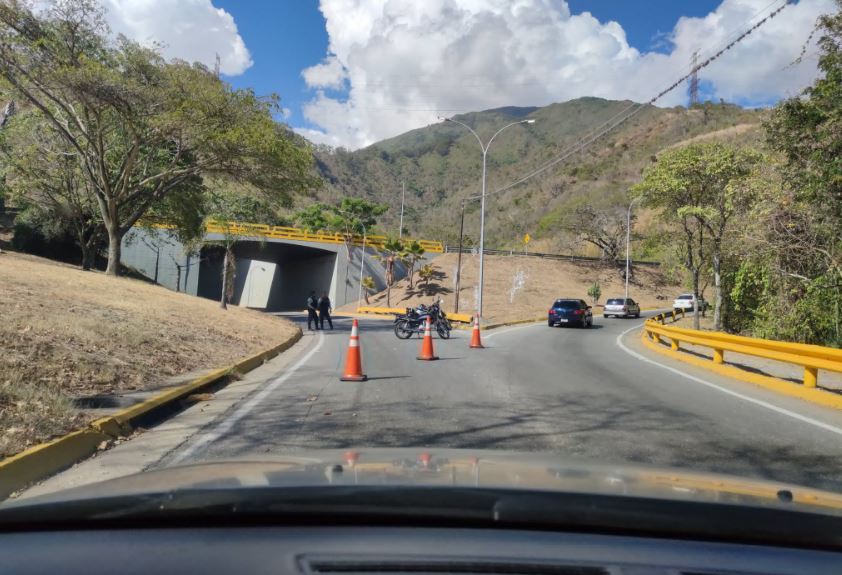 Acceso vehicular cerrado en la Cota Mil por incendio en El Ávila este #1Feb