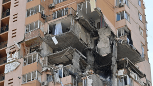 VIDEOS: El estremecedor momento del impacto de un misil ruso en un edificio residencial en Kiev
