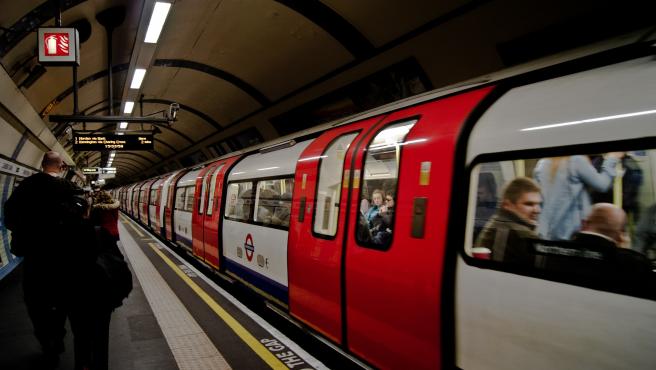 Baja diariamente al metro para escuchar la voz de su difunto esposo: la emotiva historia de Margaret