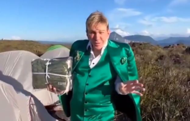 Osmel Sousa se mostró sorprendido con las pijamas que usarían para dormir en el tepuy (VIDEO)