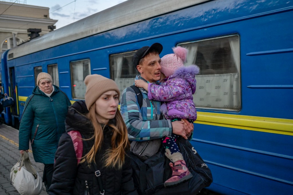 Ucrania abre de nuevo corredores humanitarios para evacuar a sus ciudadanos