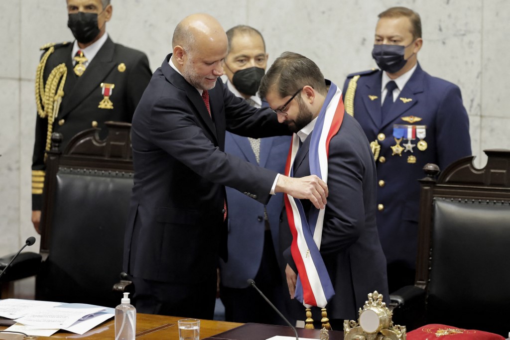 Gabriel Boric es investido como nuevo presidente de Chile