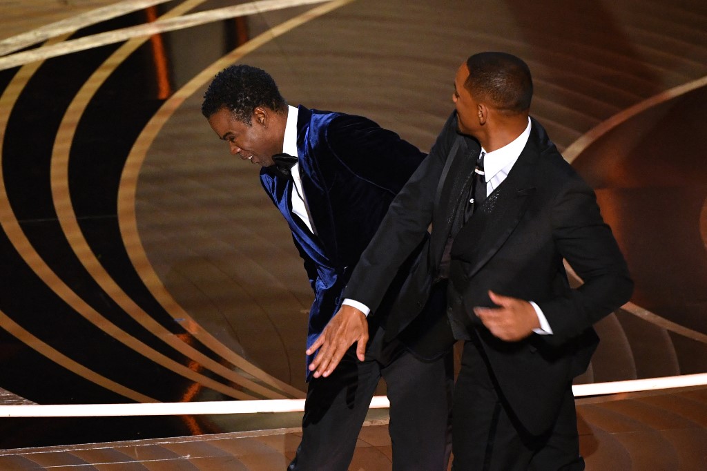 “Todavía lo estoy procesando”: Chris Rock rompe a llorar en su primera presentación después del golpe de Will Smith