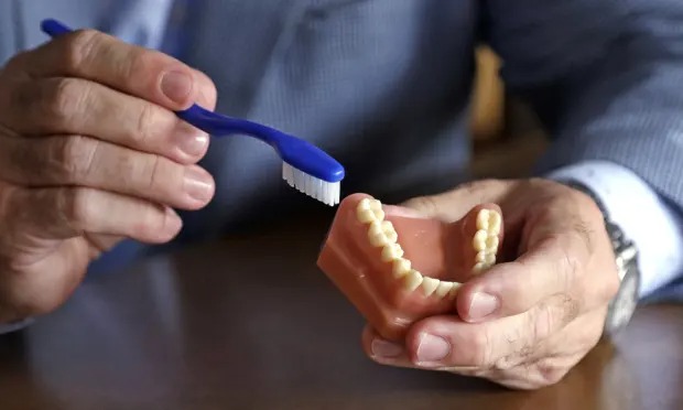 Cruel artimaña de un avaricioso dentista en EEUU dañó la sonrisa de sus pacientes