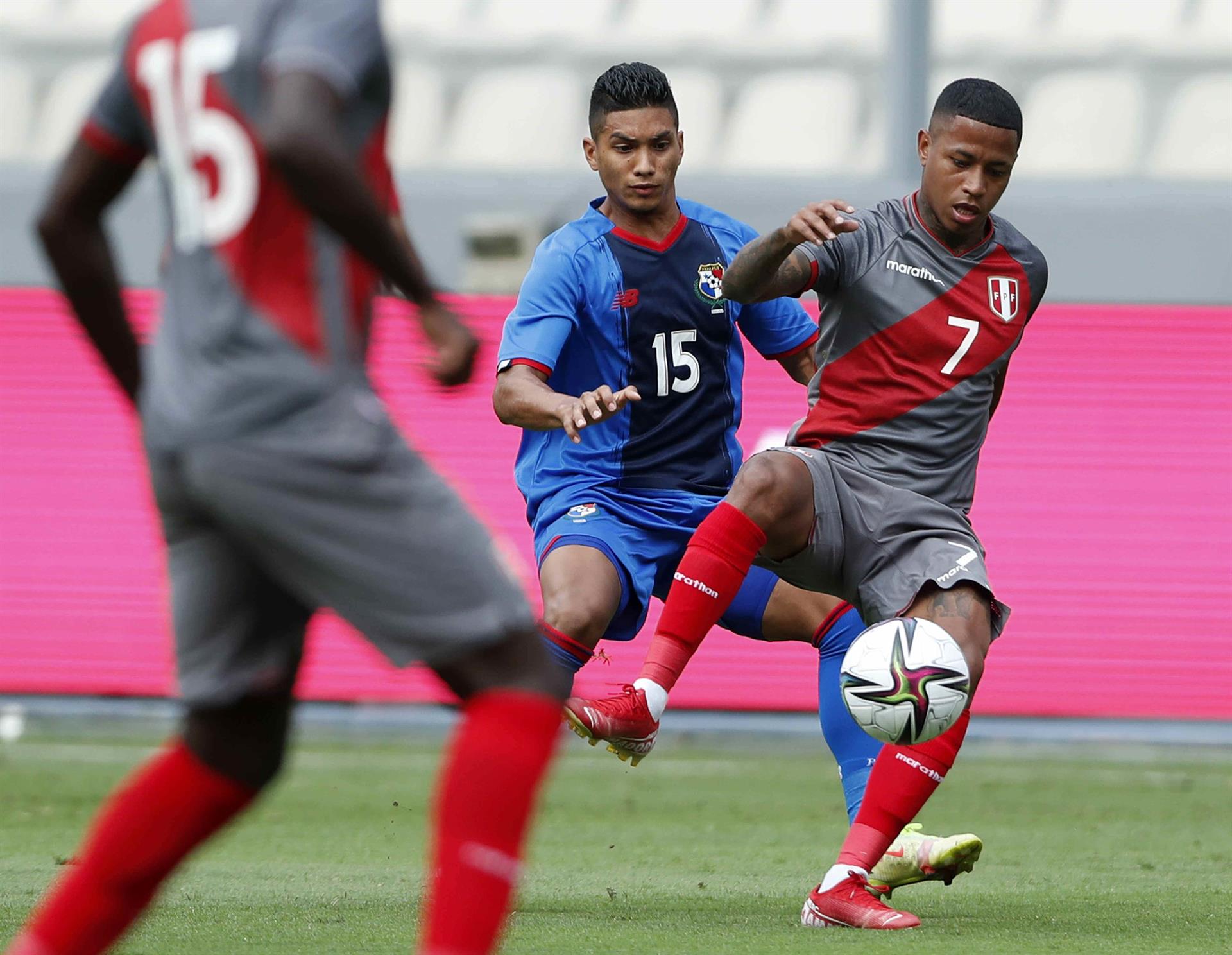 Un futbolista sacude el debate de la tolerancia a la violencia de género en Perú